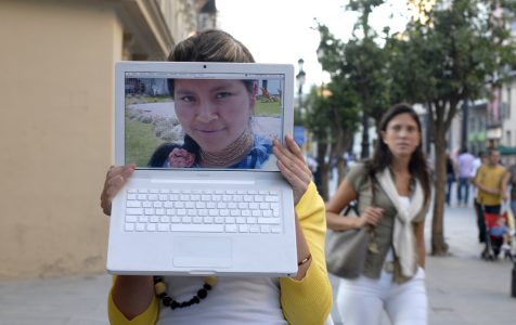 En la pantalla, Magaly, tiene 31 años y es de Ecuador. Detrás, Sonia, 20 años, España. Foto: Antonio Pérez.