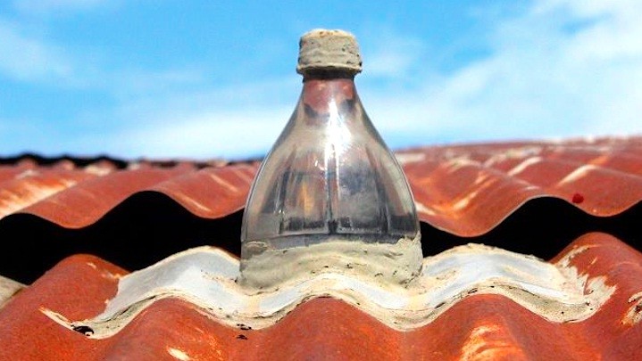 Botellas de plástico para iluminar viviendas