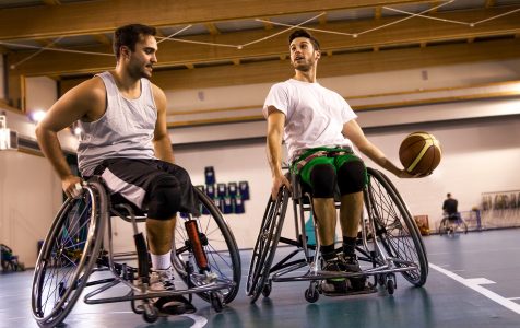 personas en silla de ruedas jugando basquetball
