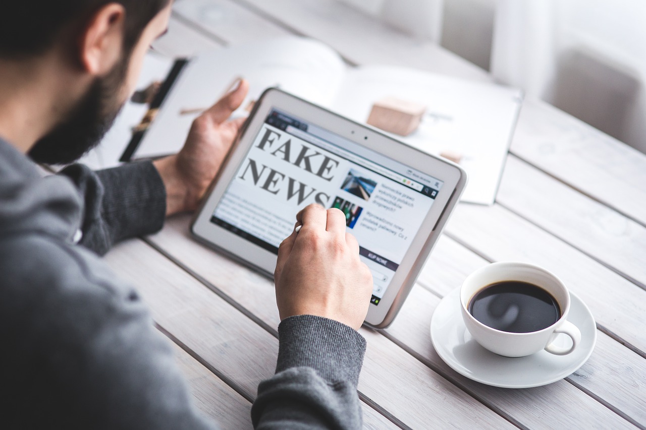 Evita las noticias falsas en redes sociales sobre la tensión entre Rusia y Ucrania Evita las noticias falsas en redes sociales sobre la tensión entre Rusia y Ucrania